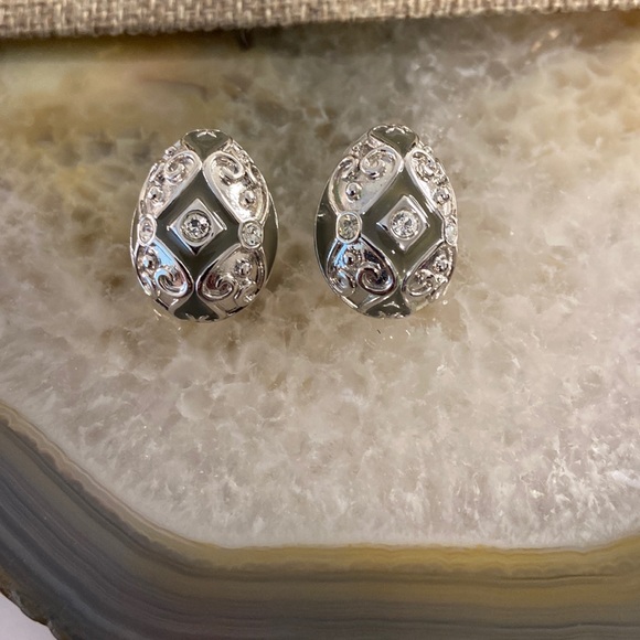 Joan Rivers Jewelry - Xx gifted 2025] Joan Rivers olive enamel silver earrings .75”